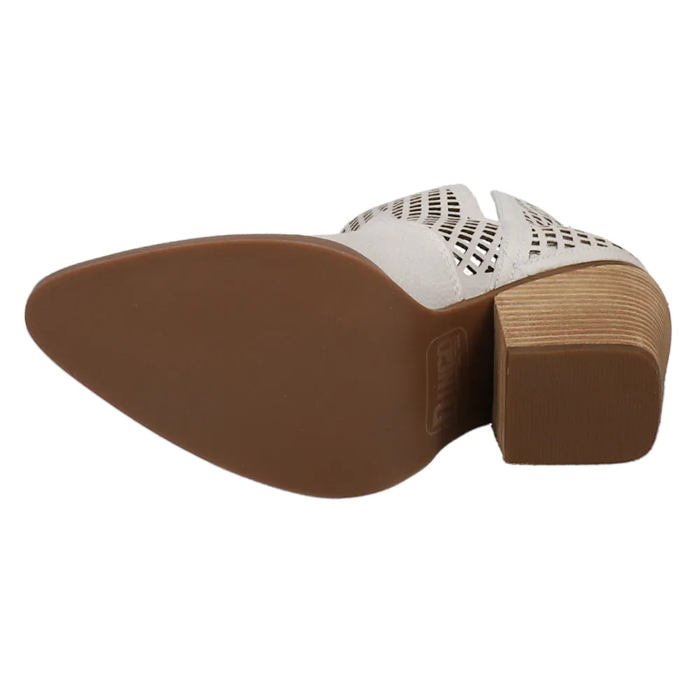 Stop N Stare Cut-Outs Pull On Pointed Toe Cowboy Booties